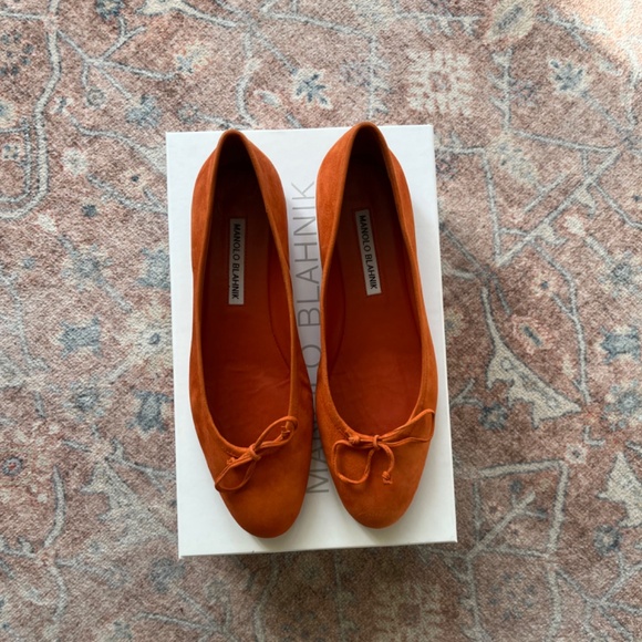 Manolo Blahnik Veralli orange suede bow-detailed leather ballet flats - Picture 2 of 5